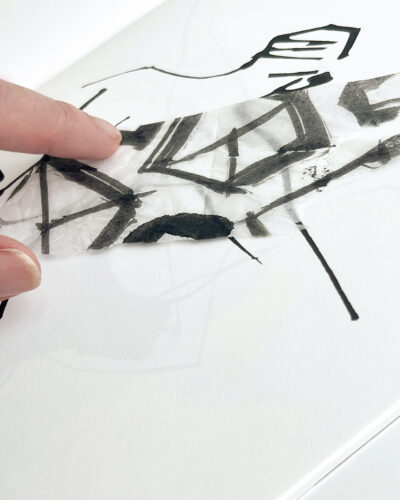 Kazue Shimaが薄葉紙を線画の上に重ねながら、ドレスのコラージュを構成する制作プロセス。